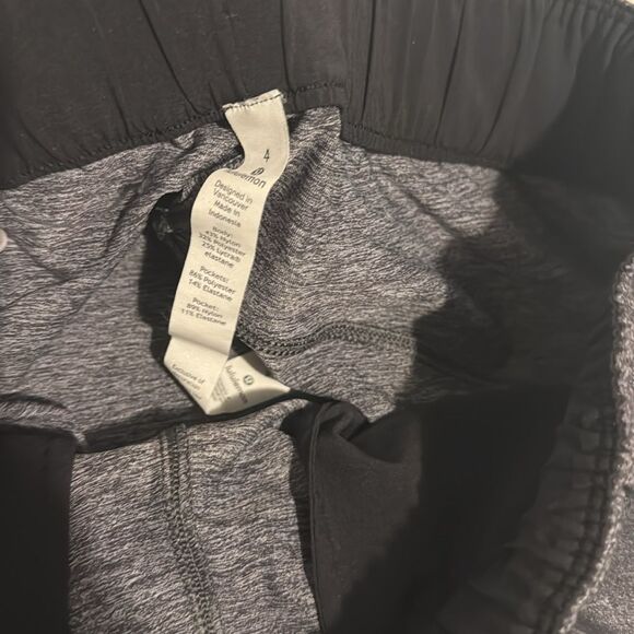 Lululemon On The Fly Short *2.5" Size 4 - Picture 5 of 8
